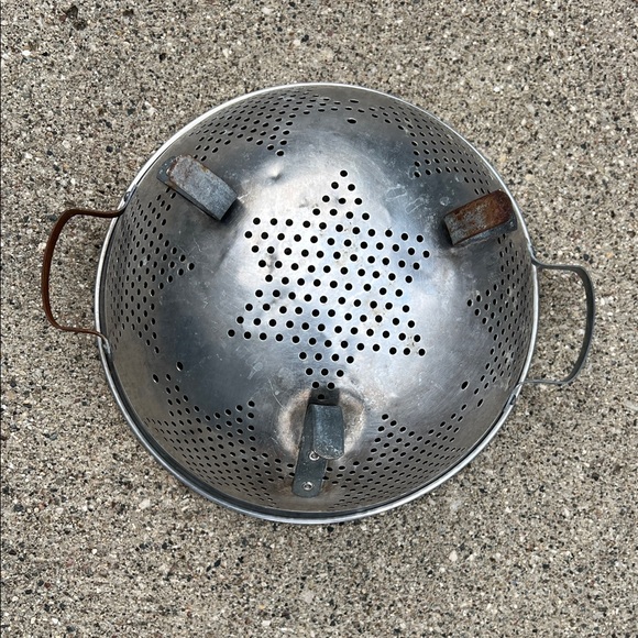 Vintage Aluminum Star Pattern Colander with Handles - Picture 5 of 6